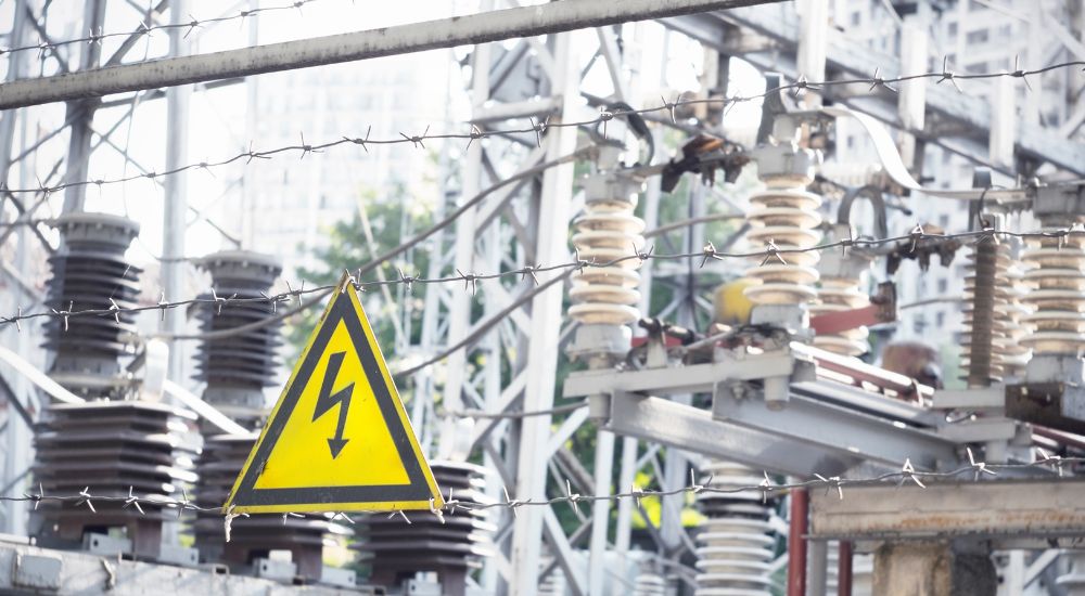 znak ostrzeżenia przed napięciem elektrycznym